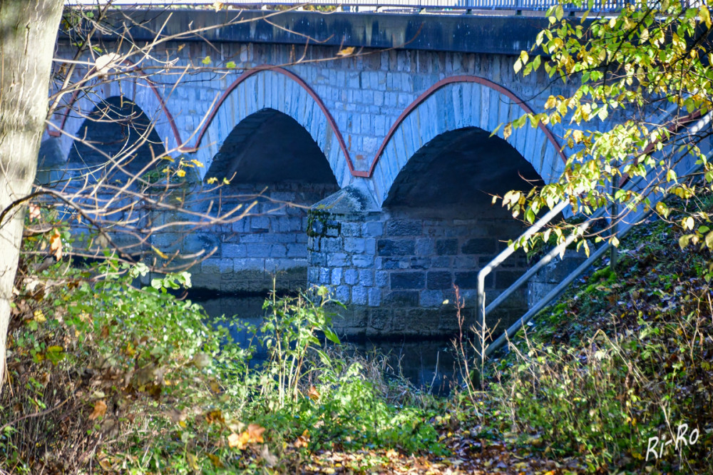 Viadukt
ist ein Brückenbauwerk, das eine Verbindung zwischen zwei oder mehreren Strecken oder Gebieten schafft. Bereits im Altertum, vor allem im Römischen Reich, wurden zahlreiche Viadukte errichtet. (wikipedia)
Schlüsselwörter: 2025