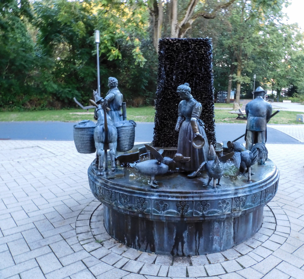 Bonifatius-Brunnen
erzählt, wie viele Kunstwerke in Bad Sassendorf, die Salzgeschichte des Ortes. Er ist Teil der Sassendorfer Salzspuren. Gestaltet von Bonifatius Stirnberg greift der Brunnen Elemente wie den Siedeknecht, den Erbsälzer, das Gradierwerk u. den Salzkorb, in dem das in den Siedepfannen gesottene Salz aufbewahrt u. transportiert wurde, auf. (badsassendorf)
Schlüsselwörter: 2026