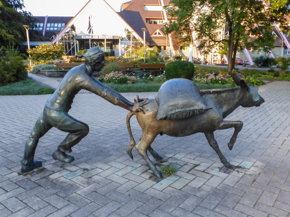Salzesel mit Siedeknecht
am Sälzerplatz erhebt sich diese Bronzeplastik von Hans Gerd Ruwe, die einen Esel beim Abtransport von Salzsäcken darstellt. Auch in Bad Sassendorf dienten Esel als Lastentiere, bevor sie durch die motorisierte Technik ersetzt wurden. (tourismus-kreis-soest)
Schlüsselwörter: 2026