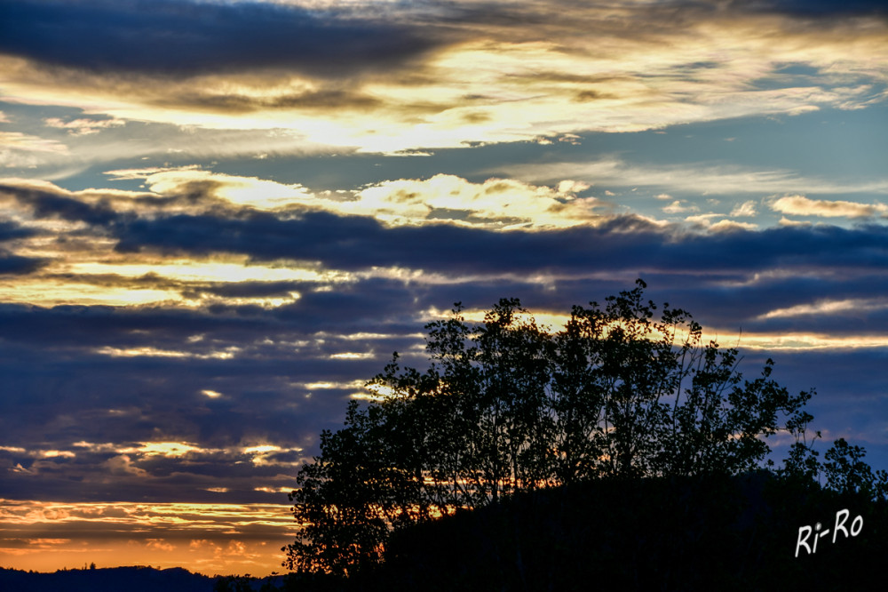 Abendstimmung
beschreibt die stimmungsvolle Atmosphäre, die sich in den späten Stunden des Tages entfaltet. Sie ist häufig durch sanftes Licht, warme Farben u. eine ruhige Umgebung gekennzeichnet, die sowohl eine beruhigende als auch romantische Wirkung auf Menschen haben kann. (wdr)
Schlüsselwörter: 2026