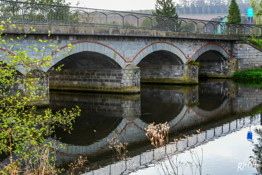 Brücke mit Spiegelungen
Schlüsselwörter: 2026