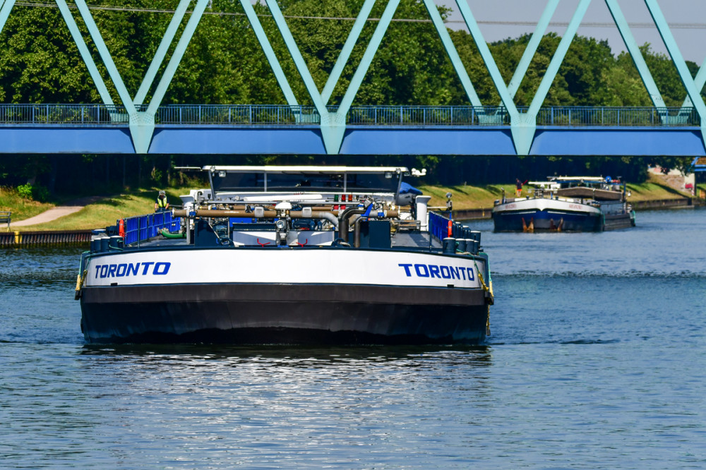 Anfahrt
Die Schiffe fahren auf dem Kanal zu Berg bis zum Wasserstraßenkreuz Datteln. Wegen seines Verlaufes entlang der Lippe wurden der Wesel-Datteln-Kanal u. seine östliche Verlängerung (heute Datteln-Hamm-Kanal), in der Planungs- u. Bauphase (aber auch heutzutage inoffiziell) Lippe-Seitenkanal genannt. (wikipedia)
Schlüsselwörter: 2026