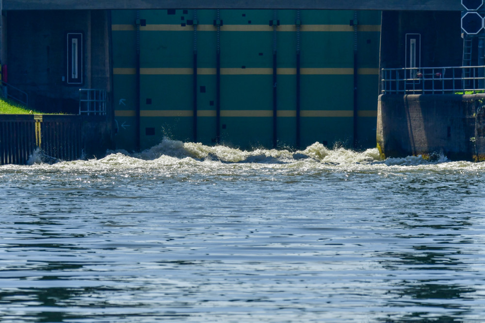 Schleusentor
es ist ein nahezu wasserdichter Verschluss einer Schleusenkammer. Das Schleusentor ist in das jeweilige Oberhaupt bzw. Unterhaupt der Kammer integriert. Je nach Bauart u. Verwendungszweck der Schleuse u. der Geländesituation kommen dabei verschiedene Tortypen zum Einsatz. (wikipedia)
Schlüsselwörter: 2026