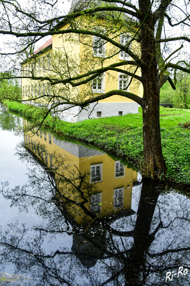 Spiegelung
Das Wasserschloss Vogelsang lag einst als mittelalterliche Wasserburg auf einer künstlichen Insel, die man später mit einem zweiten Graben umgab. Bis heute einzig erhalten geblieben ist das Gebäude der Vorburg, ein aus dem 18. Jahrhundert stammender, zweigeschossiger Barockbau mit quadratischem Eckturm u. geschweifter Haube. (alleburgen.de)
Schlüsselwörter: 2025