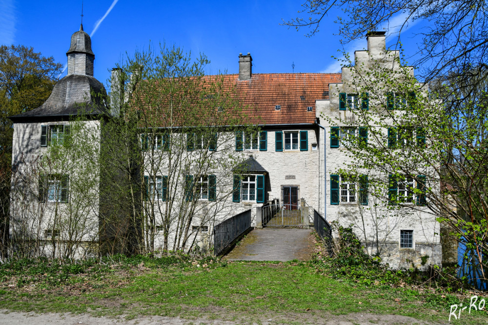 Wasserschloss mit Herrenhaus
Es wurde von der Familie von Dellwig erbaut u. war bis 1727 ihr Stammsitz. Danach kam die Anlage in den Besitz verschiedener Adelsfamilien u. der Gelsenkirchener Bergwerks-AG, ehe die Gebäude 1978 von der Stadt Dortmund gekauft wurden. Nach dem Haus Bodelschwingh ist Haus Dellwig das größte u. bedeutendste Wasserschloss in Dortmund. (ruhrgebiet-tv)
Schlüsselwörter: 2025