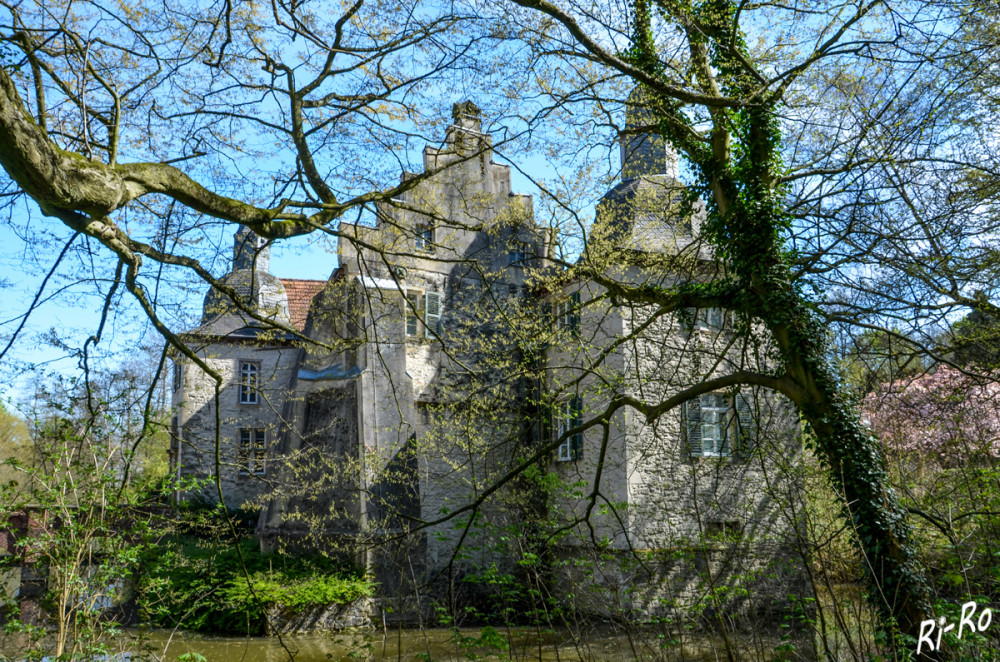 Schloss Dellwig
wurde zum ersten Mal im Jahr 1238 erwähnt. Es besteht aus zwei Teilen. Das Herrenhaus, das inmitten einer Gräfte steht u. die dreiflügelige Vorburg an der Nordseite der Anlage. (dortmund-nordwaerts)


Schlüsselwörter: 2025