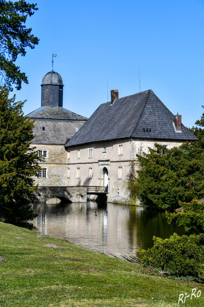 Torhaus Schloss Westerwinkel
das Barocke Wasserschloss ist eine vierflügelige Anlage in Ascheberg-Capelle. Das kastellartige Hauptschloss mit Ecktürmen wurde1668 auf zwei Inseln erbaut  (kulturreise-ideen)
Schlüsselwörter: 2025