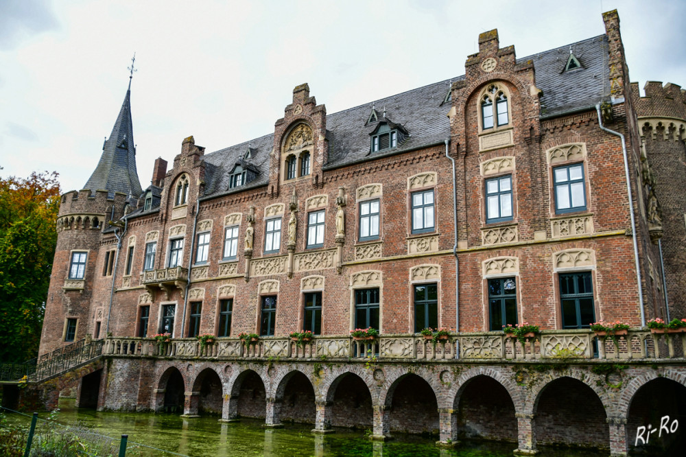 Rückseite
Zwei wuchtige Rundtürme, diagonal gegenüberstehend, flankieren das Hauptgebäude. Die Vorburg wird an den Ecken von massiven Türmen begrenzt, die mit abgeschrägten Sockeln bis in den damals von Erftwasser gespeisten Graben hinabreichen. (rwe.com)
Schlüsselwörter: 2025