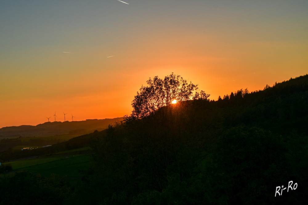Sonnenuntergang
im Sauerland. Der letzte Abend vor dem Herbstbeginn.
Schlüsselwörter: 2026