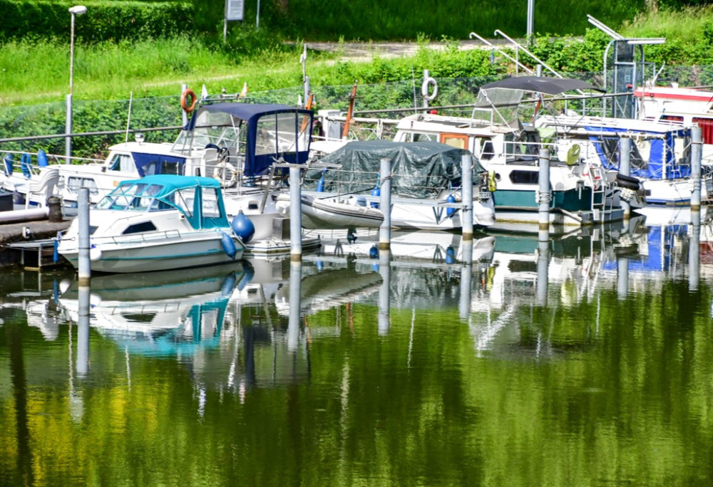 Anleger für Sportboote im Schleusenpark
Die Schleuse Henrichenburg ist eine Grossschifffahrtsschleuse des Dortmund-Ems-Kanals (DEK) am Stichkanal zum Stadthafen von Dortmund. (wikipedia)
Schlüsselwörter: 2026