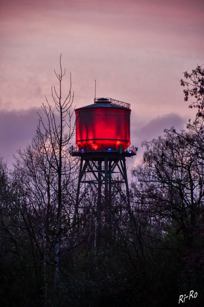 Historisches Wahrzeichen
im Abendlicht. Der Wasserturm wurde 1938 in Bochum Stahlhausen erbaut. Er steht an der Jahrhunderthalle, ehemals Bochumer Verein. (wikipedia)
Schlüsselwörter: 2026