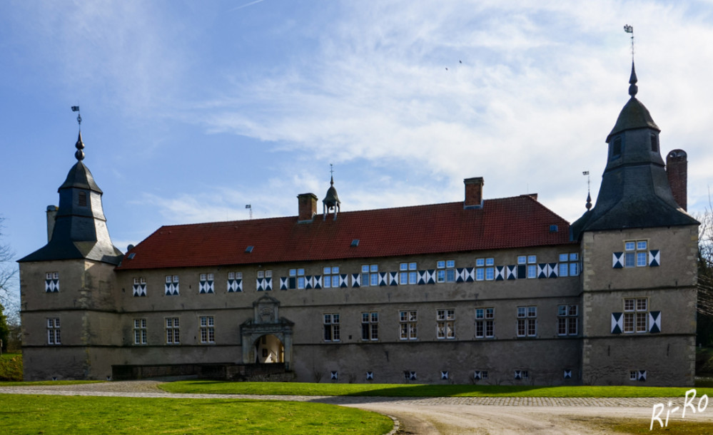 Schloss Westerwinkel
ist eines der frühesten Barockschlösser Westfalens. Die Anlage existiert schon seit 1225. Dort stand früher eine mittelalterliche Wasserburg, die im 17. Jahrhundert zu einem barocken Wasserschloss umgebaut wurde. (gaerten-in-westfalen)


Schlüsselwörter: 2025