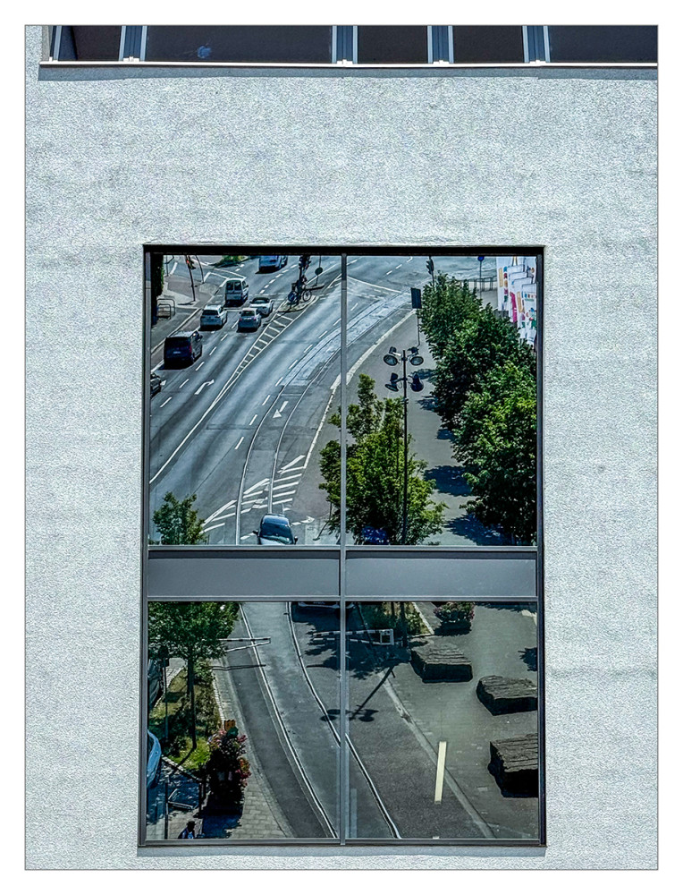 Spiegelung  „Blick hoch aufs Fenster“
Marianne
Schlüsselwörter: 2026
