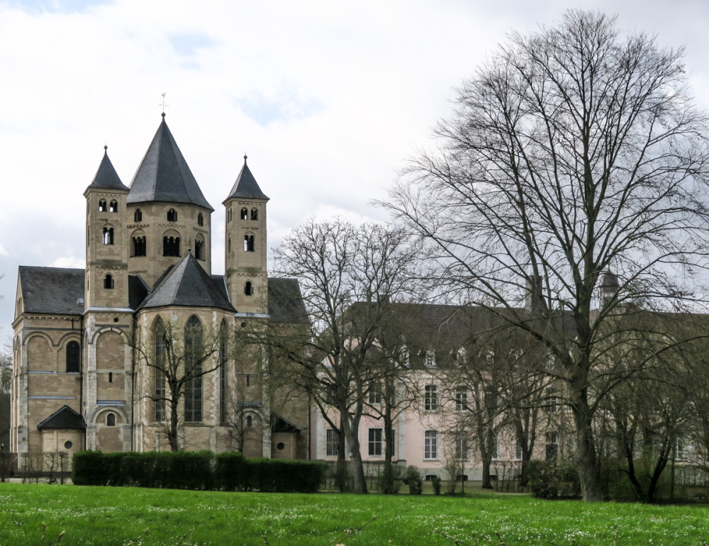 Frei  „Basilika Knechtsteden“
Verena
Schlüsselwörter: 2026